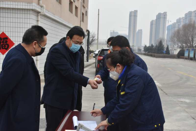 市城管局劉云飛局長(zhǎng)一行蒞臨忻州市水務(wù)有限責(zé)任公司污水處理分公司檢查疫情防控及復(fù)工復(fù)產(chǎn)工作情況。.jpg