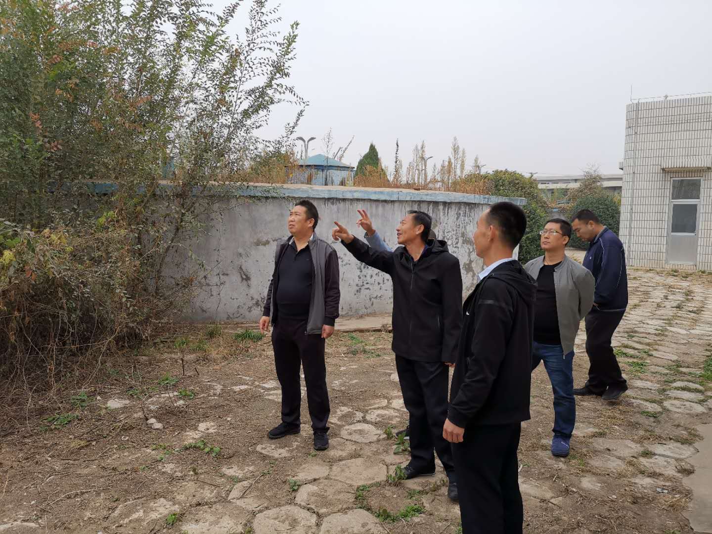 公司總經(jīng)理王建人在供水、污水生產(chǎn)一線開展風(fēng)險(xiǎn)隱患排查 (1).jpg